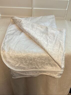 Elegant White Damask Tablecloth - Classic Jacquard Linen